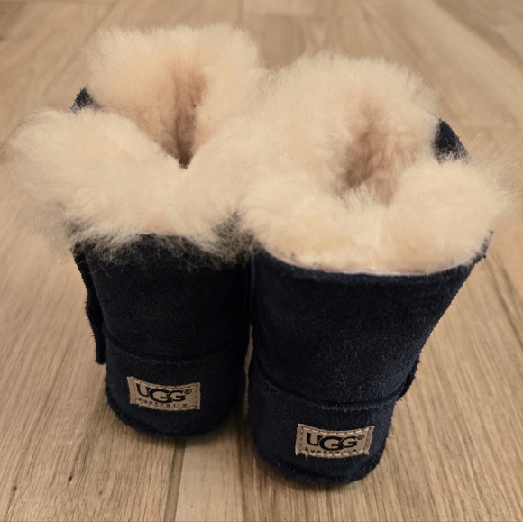 Baby UGG Booties, 2/3 - Picture 2 of 9